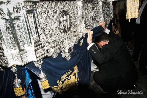 Rafael Ariza capataz del paso de palio de la hermandad del buen fin dirigiéndose a su cuadrilla. Imagen de Santi González